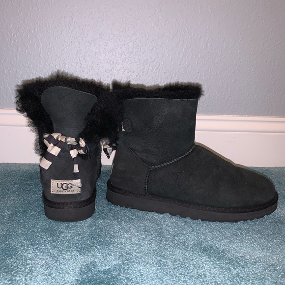 Black Uggs with bow on back - Picture 1 of 4